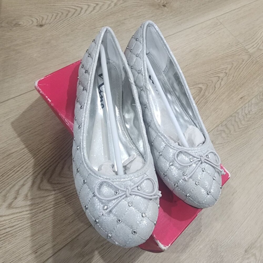 Nina Silver Shimmer Quilted Flats With Rhinestone Embellishments & Bow Size 4M